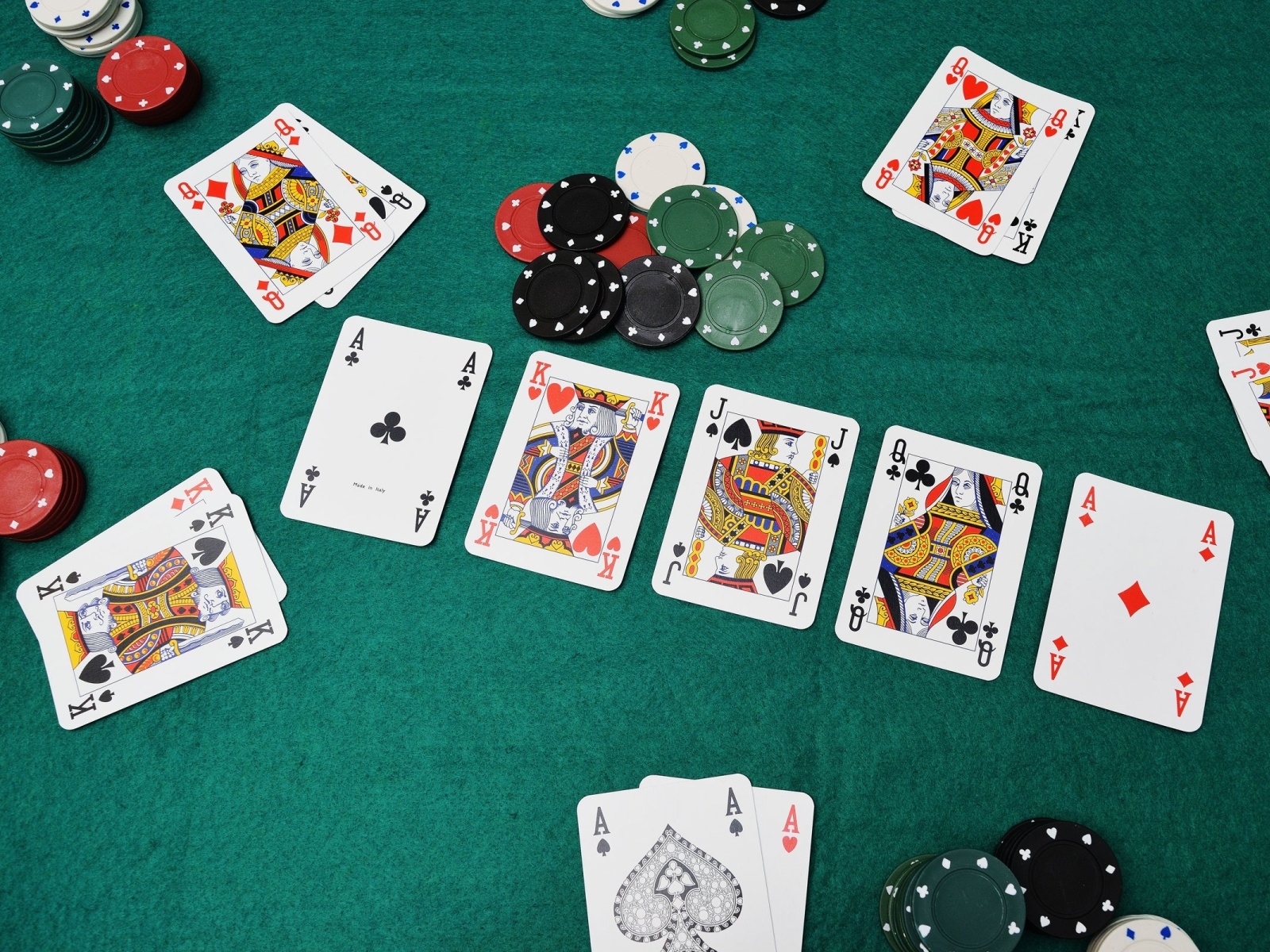 So bài poker: Chiến thuật hạ gục đối thủ trong trò chơi poker