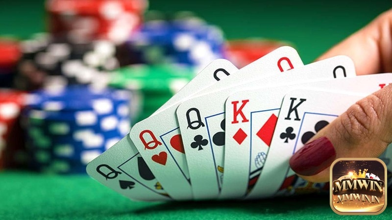 Cách chơi Poker là một cuộc đối đầu căng thẳng, trong đó người chiến thắng sẽ kết hợp tài năng, chiến lược và may mắn để xây dựng bộ bài mạnh nhất.